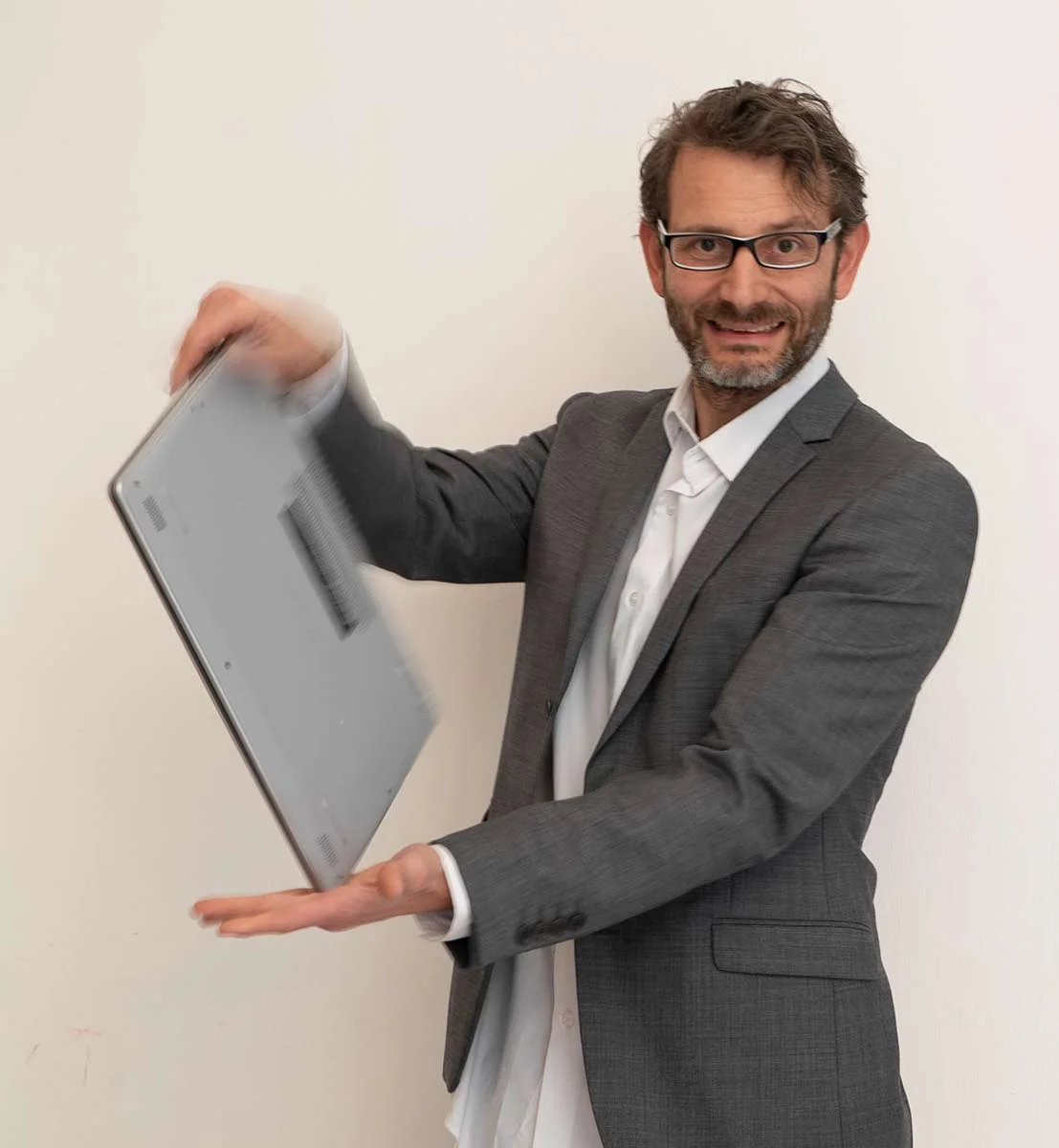 Dave Meyer spinning his computer without dropping it